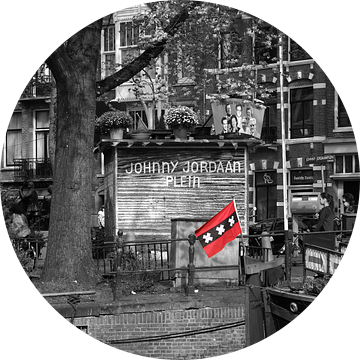 Vlag van Amsterdam op een woonboot bij het Johnny Jordaan plein in Amsterdam van Pascal Lemlijn