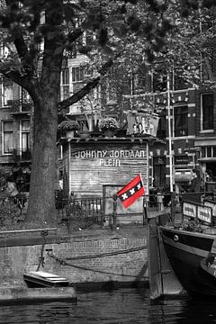 Flagge von Amsterdam auf einem Hausboot in der Nähe des Johnny-Jordaan-Platzes in Amsterdam