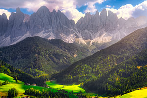 Val di Funes oder Villnösstal Landschaft. San Giovanni in Ranui ch