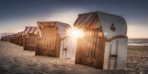 Strandstoelen in het zonlicht op het strand aan de Oostzee
