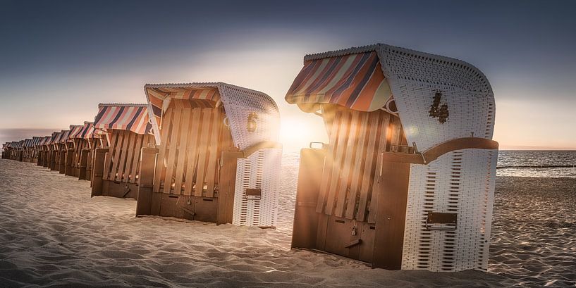 Strandkörbe im Sonnenlicht am Strand an der Ostsee von Voss Fine Art Fotografie