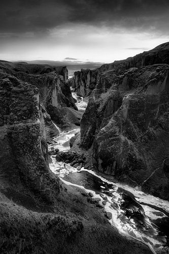 Canyon kloof met rivierloop op IJsland in zwart en wit .