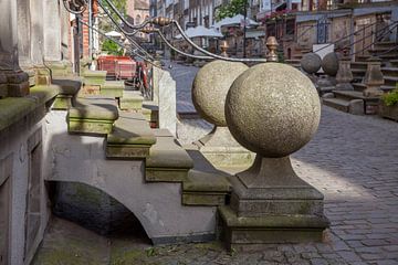 Trap van oud huis met bollen in centrum van Gdansk, Polen