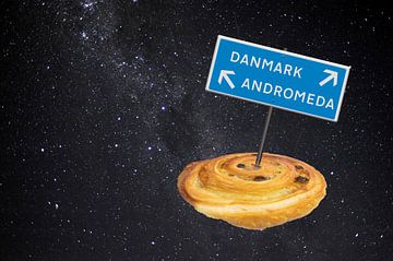 Traffic sign showing directions to Denmark. van Grüntyers .