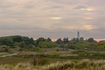 Eiland schiermonnikoog in Nederland met de witte vuurtoren van Eric Wander