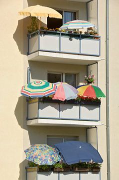 Parasols op balkons van Jörg B. Schubert