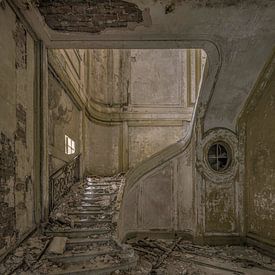 Superbe escalier dans un bureau désaffecté sur Kristel van de Laar