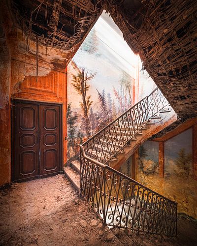 Bel escalier dans une maison abandonnée.