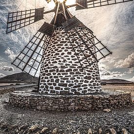 Windmolen op het Spaans Canarische eiland Fuerteventura van Harrie Muis