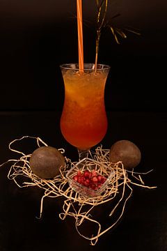 Passievrucht-pompelgranaat-kokosnoot cocktail met wodka. van Babetts Bildergalerie