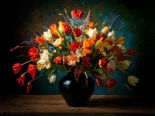 Farbenfrohes, zeitloses Stillleben mit Tulpen in einer schwarzen Vase