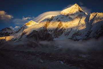 Zonsondergang in de Himalaya, Nepal van Karlijn Meulman