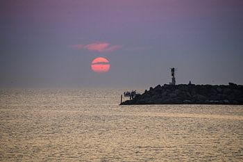 Coucher de soleil sur la jetée à Hvide Sande