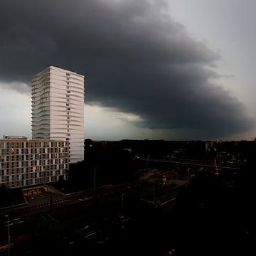 Een rolwolk boven Utrecht Leidsche Rijn. (9 juli 2024 om 19.25 uur) van André Blom Fotografie Utrecht