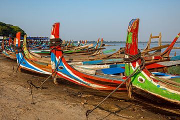 Traditionele vissersboten in Myanmar van Roland Brack
