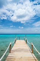Pier op tropisch strand Kokomo beach