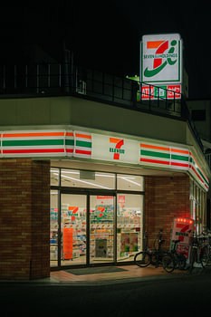 Neon Nights: Moderne supermarkt in Japan