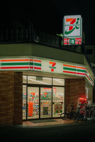 Neon Nights: Moderner Supermarkt in Japan von NZME Photography