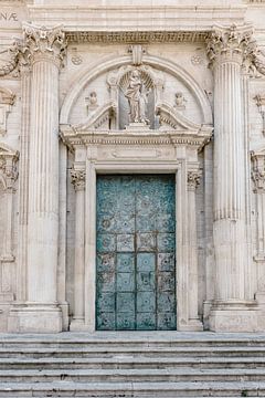 Italiaanse kerk deur in Lecce