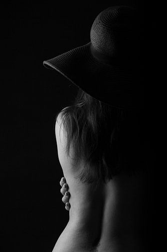 The woman with the hat