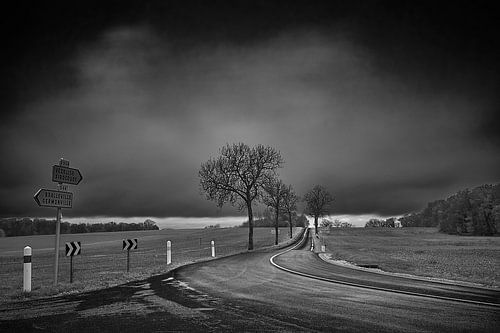 Des nuages sombres au-dessus d'une route abandonnée en France