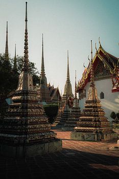 Kunstvolle Stupas und traditionelles Dach in Bangkok