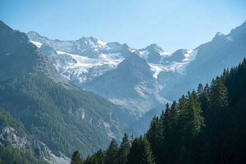 Stelvio Pass weg met uitzicht op de omliggende bergen en gletsjers