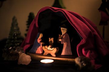 Antroposofische kleine kerststal met Jezus, Jozef en Maria van Wouter Kouwenberg