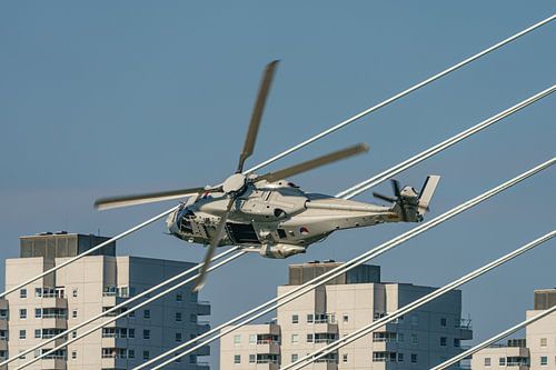 NH-90 helikopter in actie tijdens Wereldhavendagen 2022.