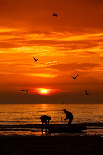 Kayak vissers tijdens zonsondergang van Dick van Duijn