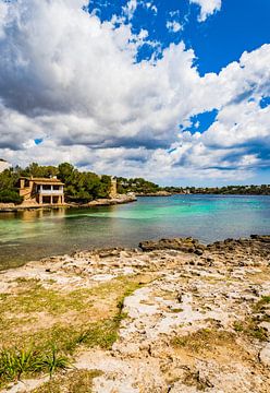 Idyllische Bucht des Strandes Calo de sa Torre auf der Insel Mallorca von Alex Winter