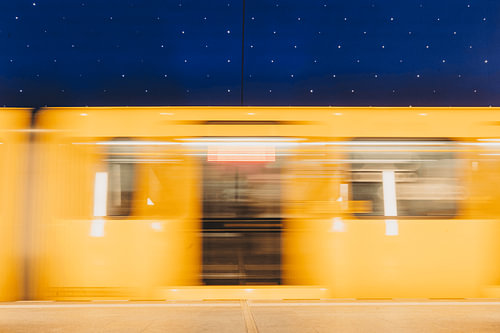 Berlin in Bewegung – U-Bahn am Bahnhof Museumsinsel
