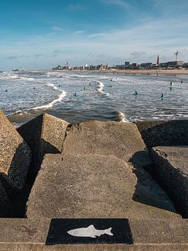 Des surfeurs au large de la côte de Scheveningen. Beau ciel bleu et avec la jetée en arrière-plan (f sur Jolanda Aalbers