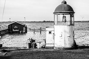 Oud lichtbaken in haven aan voormalige binnenzee van Jan Willem de Groot Photography