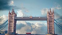 Dubbeldekker op de Tower Bridge in Londen van Rietje Bulthuis thumbnail