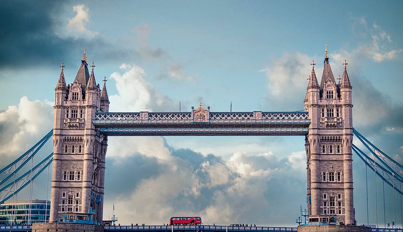 Dubbeldekker op de Tower Bridge in Londen van Rietje Bulthuis