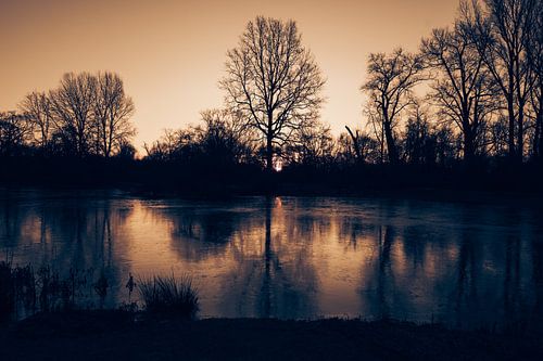 Prachtige Natuurfoto - Bevroren Meer bij Zonsopgang in Deurne