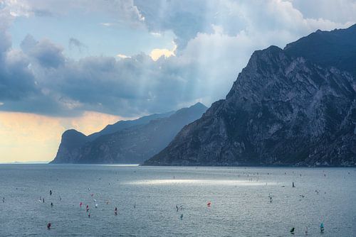 Windsurfers en kitesurfers aan het Gardameer, Torbole