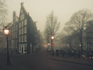Bloemgracht in de mist #1 van Roger Janssen