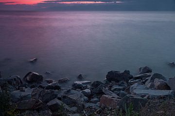 Paars zonsondergang landschap met stenen aan de oever van het Siberische Baikalmeer van Michael Semenov