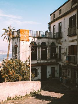 Altes traditionelles italienisches Gebäude bei einem Spaziergang auf dem Hügel in Neapel von Michiel Dros