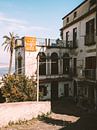 Oud traditioneel Italiaans gebouw tijdens een wandeling op de heuvel in Napels van Michiel Dros thumbnail