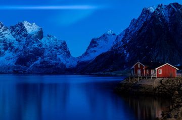 Red wooden house under the northern lights by Tilo Grellmann