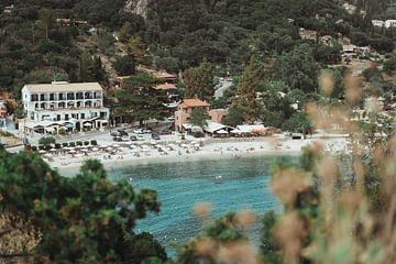 Zicht op Grieks dorp Palaiokastritsa met azuurblauwe zee | Reisfotografie fine art foto print | Grie van Sanne Dost
