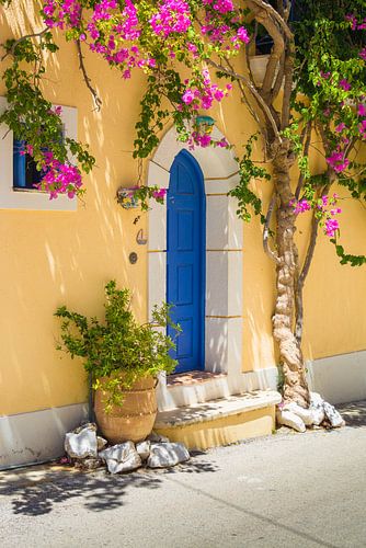 De ingang naar een typisch Grieks huisje in Assos op het eiland Kefalonia
