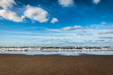 Rustige golven en een blauwe lucht van Linsey Aandewiel-Marijnen