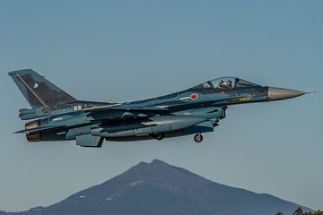 Start einer F-16 ähnlichen Mitsubishi F-2 der JASDF (Japan Air Self-Defense Force). von Jaap van den Berg