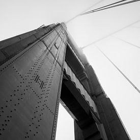 Golden Gate Bridge in San Francisco in schwarz-weiß von Moniek van Rijbroek