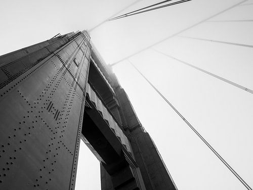 Golden Gate Bridge in San Francisco in schwarz-weiß von Moniek van Rijbroek