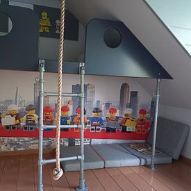 Klantfoto: Lunch atop a skyscraper Lego - Rotterdam van Marco van den Arend, als behang